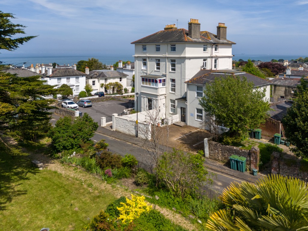 Lot: 134 - IMPOSING FREEHOLD BLOCK OF SEVEN APARTMENTS FOR INVESTMENT - Aerial view of building looking towards The Solent